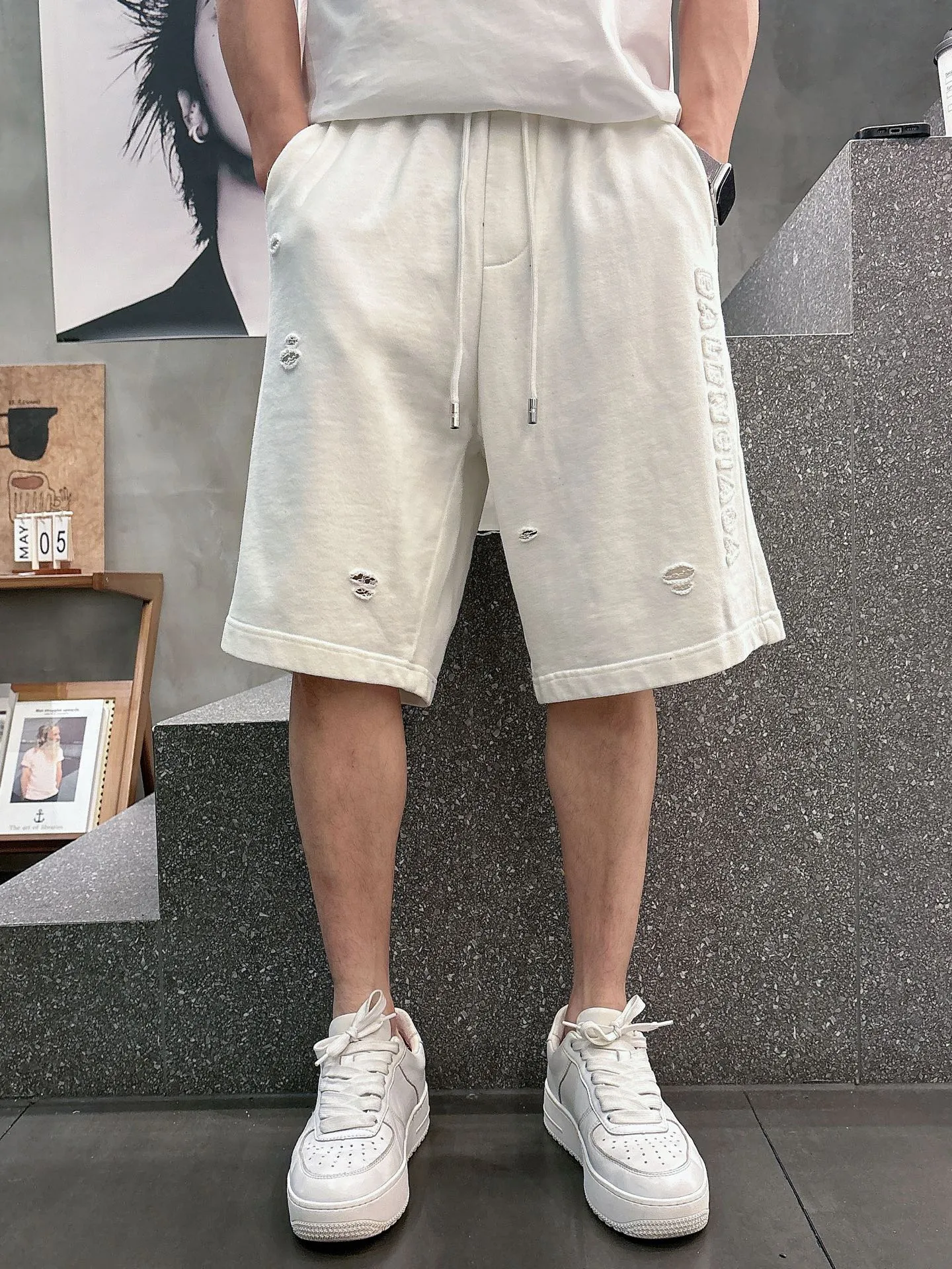 Balenciaga's three-standard complete 2026 summer New Arrival men's casual shorts, advanced custom-made Breathable fabric, Breathable fabric, extremely stretchy and comfortable, impeccable details, top-grade accessories, original logo design concept, delicate and soft feel! The upper body fit is awesome! Size: M-XXXL Please state your height and weight when ordering